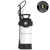 Nebulizzatore schiumogeno IK Foam Pro 12 con connettore per aria compressa, ideale per una copertura uniforme e schiuma densa nel detailing professionale.