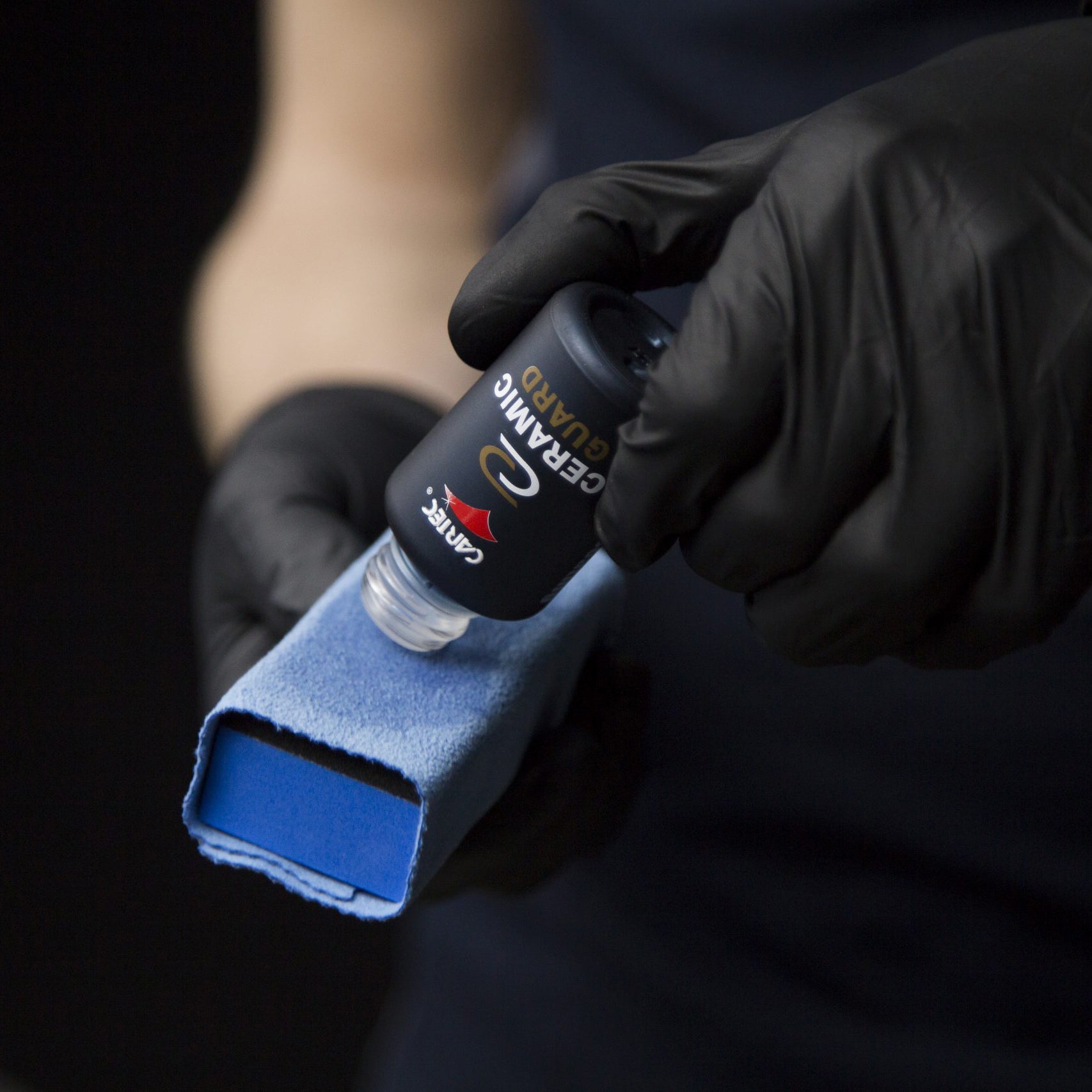 Applicazione del CARTEC Ceramic Guard Coating SiCarbon+ con applicatore in microsuede – dettaglio della stesura del prodotto per garantire una protezione e brillantezza ottimali.