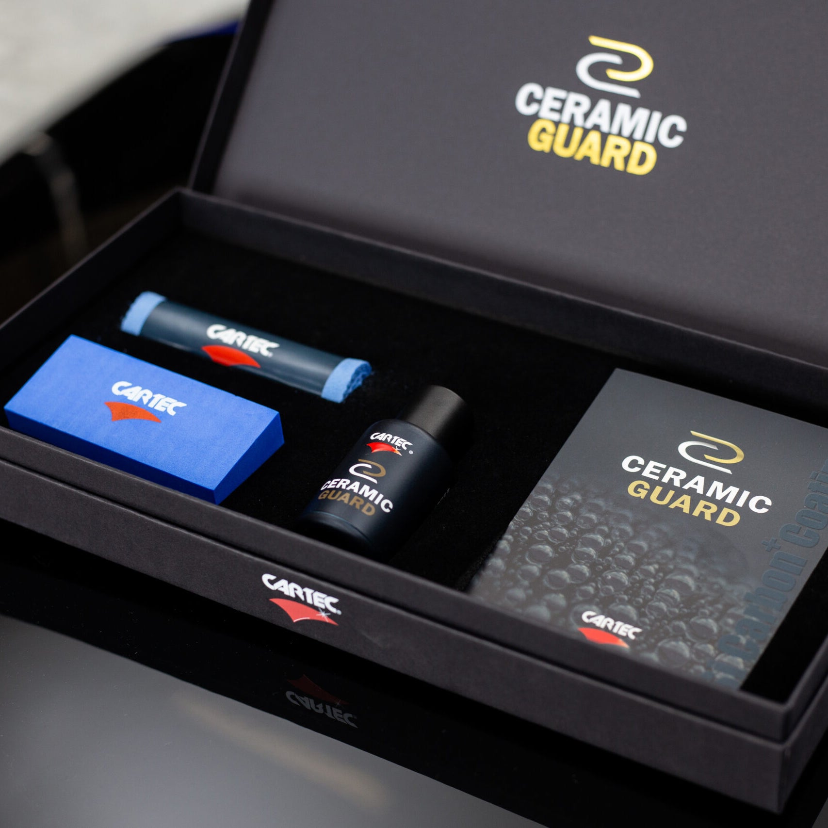 Set CARTEC Ceramic Guard Coating SiCarbon+ – confezione elegante contenente tutti gli accessori necessari per un'applicazione professionale del rivestimento ceramico sull'auto.