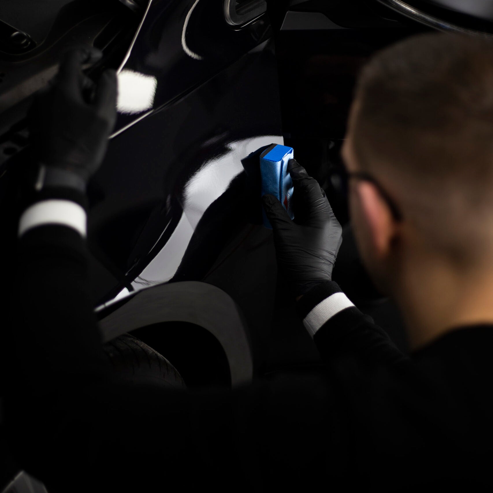 Applicazione del CARTEC Ceramic Guard Coating SiCarbon+ con applicatore in microsuede – dettaglio della stesura del prodotto per garantire una protezione e brillantezza ottimali.