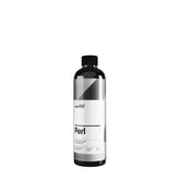 Flacone di CARPRO Perl, un trattamento a base d'acqua per proteggere e ravvivare le superfici in plastica, gomma e pelle dell'auto, con etichetta bianca, nera e grigia.