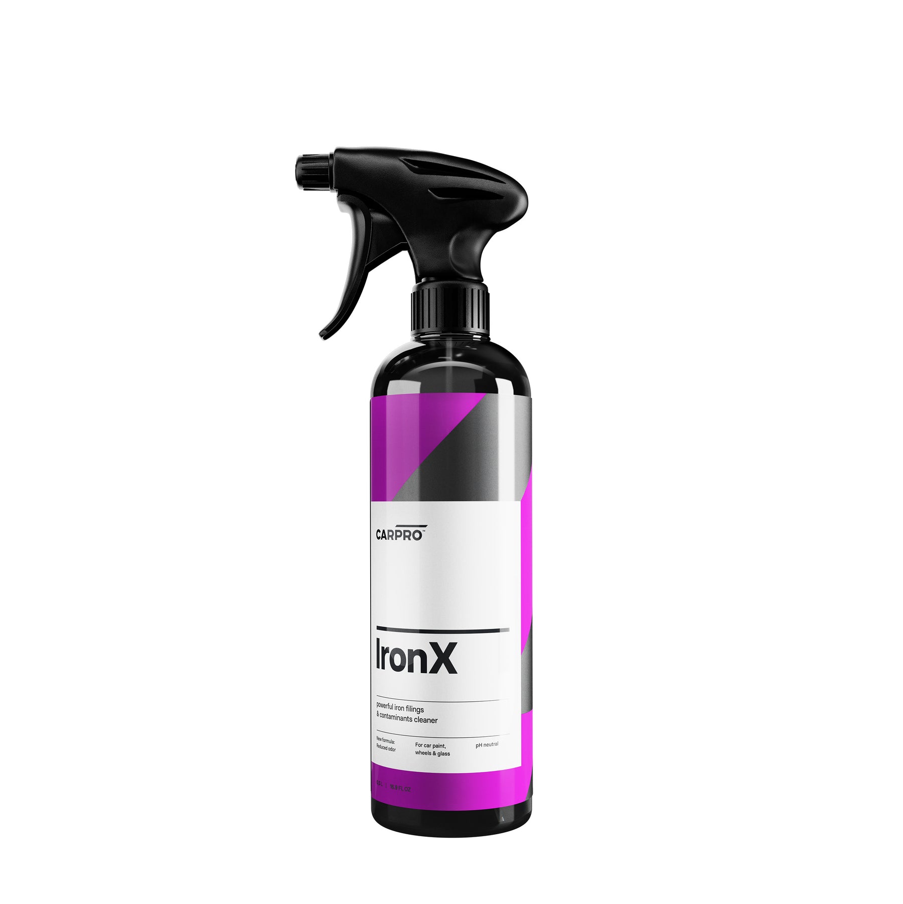 Flacone spray da 500 ml di CarPro IronX Cherry, detergente per la rimozione di contaminanti ferrosi, con etichetta bianca e dettagli rosa e grigi.