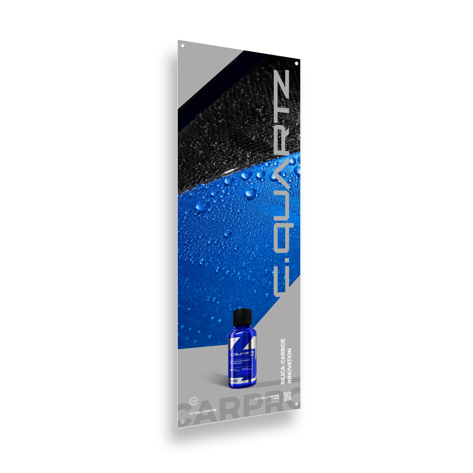 promozionale di CARPRO C.QUARTZ con un flacone di prodotto in primo piano e un'immagine di una superficie trattata con rivestimento, mostrando l'effetto idrofobico con gocce d'acqua.