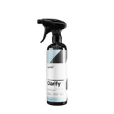 Flacone spray di CARPRO Clarify, un detergente avanzato per vetri che rimuove sporco e macchie senza lasciare aloni, garantendo una visibilità cristallina e una pulizia facile e veloce.