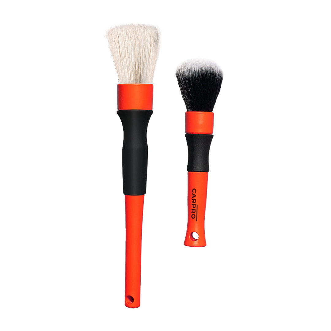 Kit di spazzole CARPRO Detailing Brush di diverse dimensioni, ideale per la pulizia dettagliata e precisa del veicolo, su sfondo bianco.