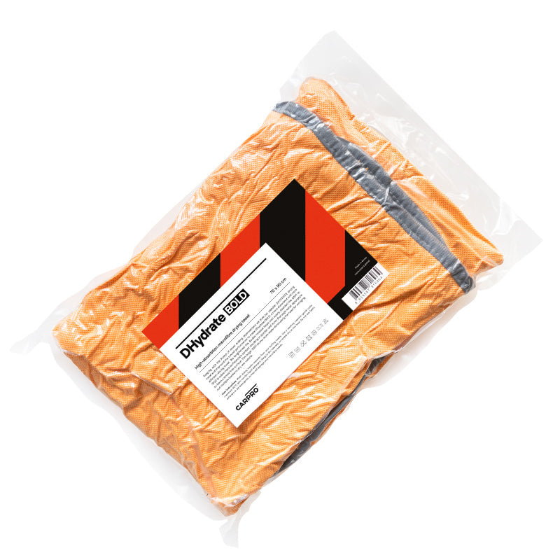 Panno in microfibra CARPRO DHydrate Bold arancione con bordi grigi, confezionato, ideale per un'asciugatura rapida e senza aloni del veicolo.