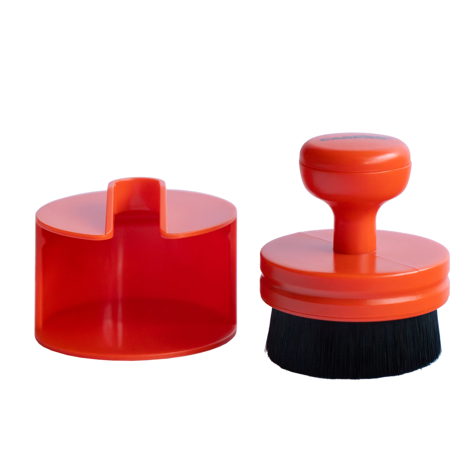 Spazzola CARPRO DarkSide Tyre Brush con supporto separabile, design modulare per facile pulizia e conservazione dopo l’uso su pneumatici.