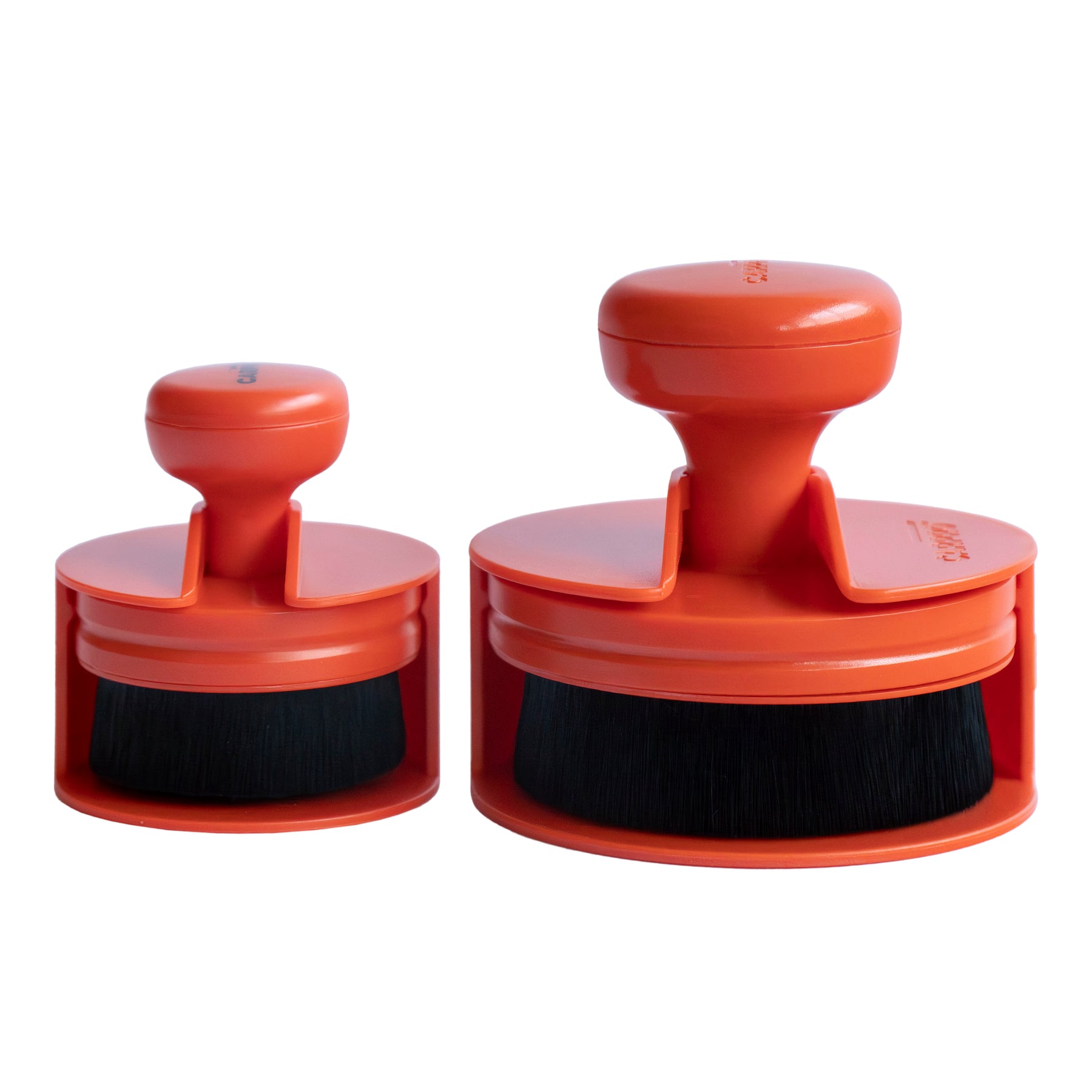 Spazzole CARPRO DarkSide Tyre Brush in due misure, con impugnatura ergonomica e setole resistenti ideali per l'applicazione precisa su pneumatici.