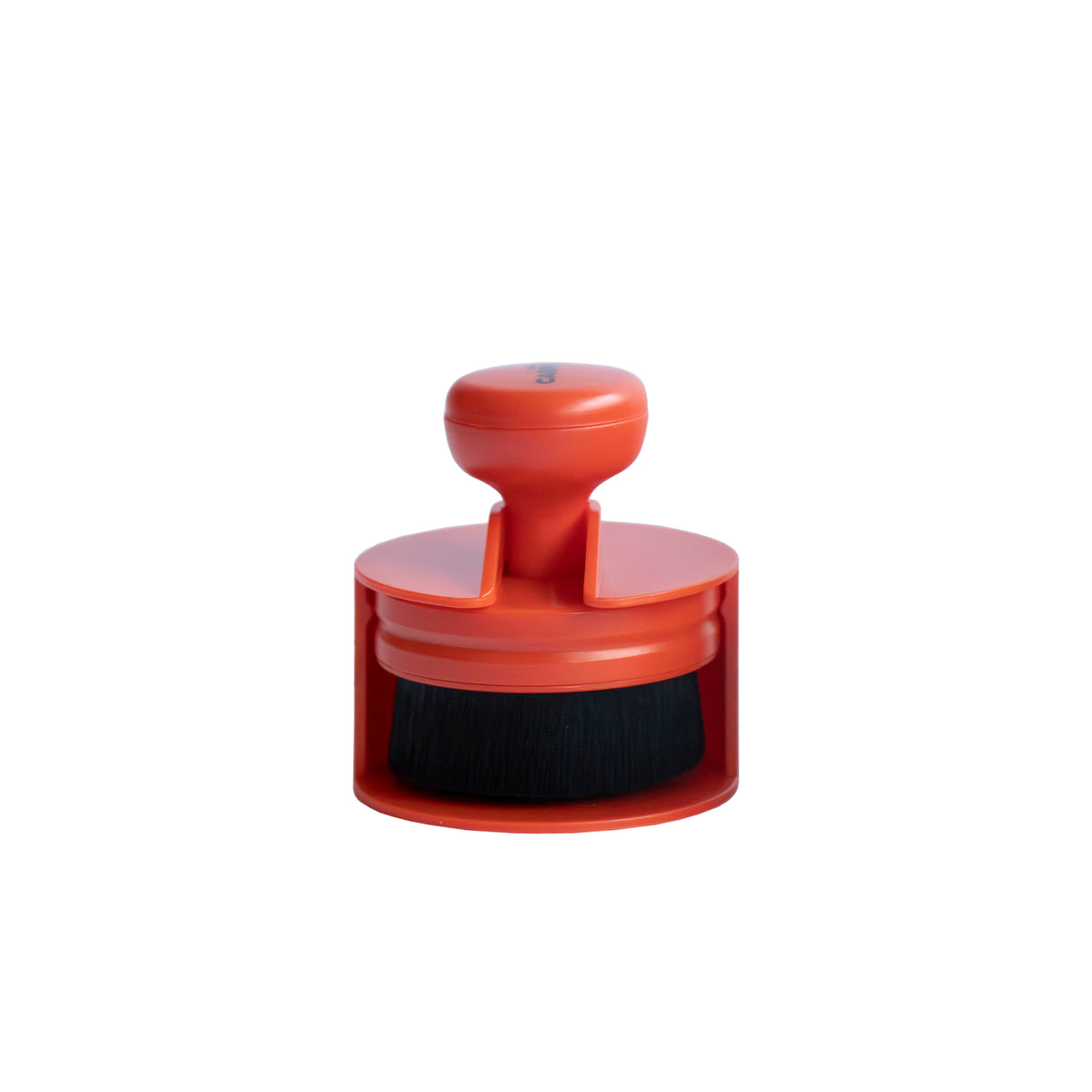 Spazzola CARPRO DarkSide Tyre Brush piccola con impugnatura ergonomica e setole morbide nere per l'applicazione precisa di dressing su pneumatici.