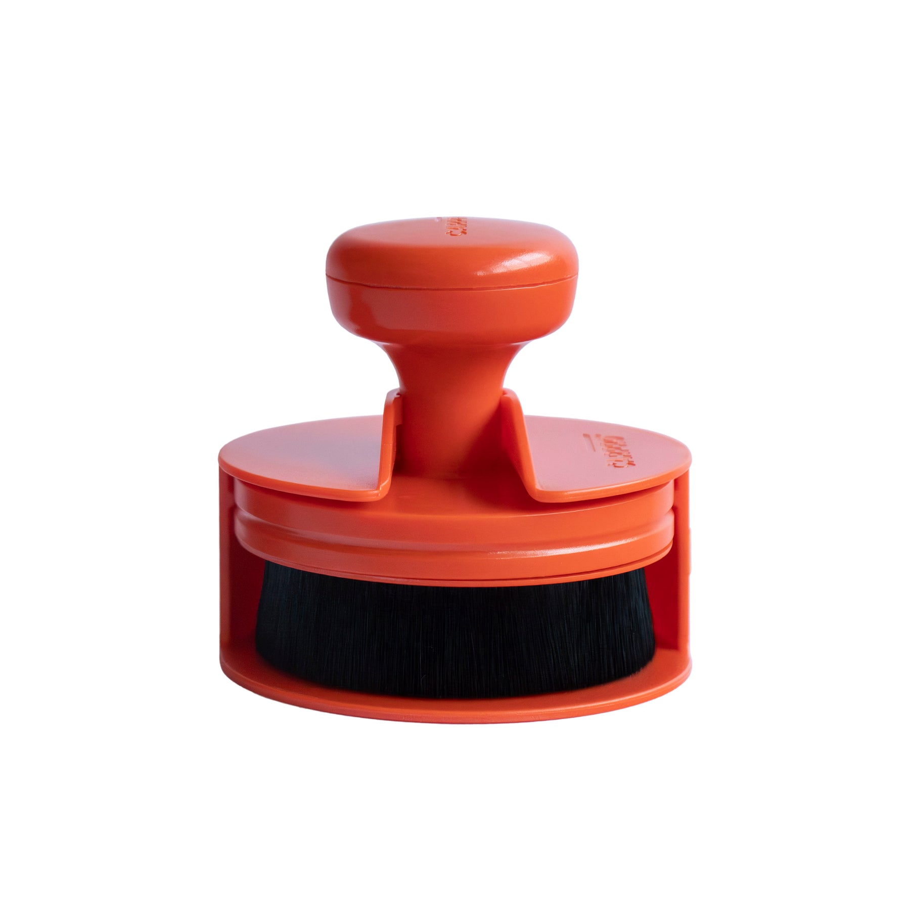 Spazzola CARPRO DarkSide Tyre Brush grande con impugnatura ergonomica e setole dense per la stesura uniforme di protettivi su superfici ampie.
