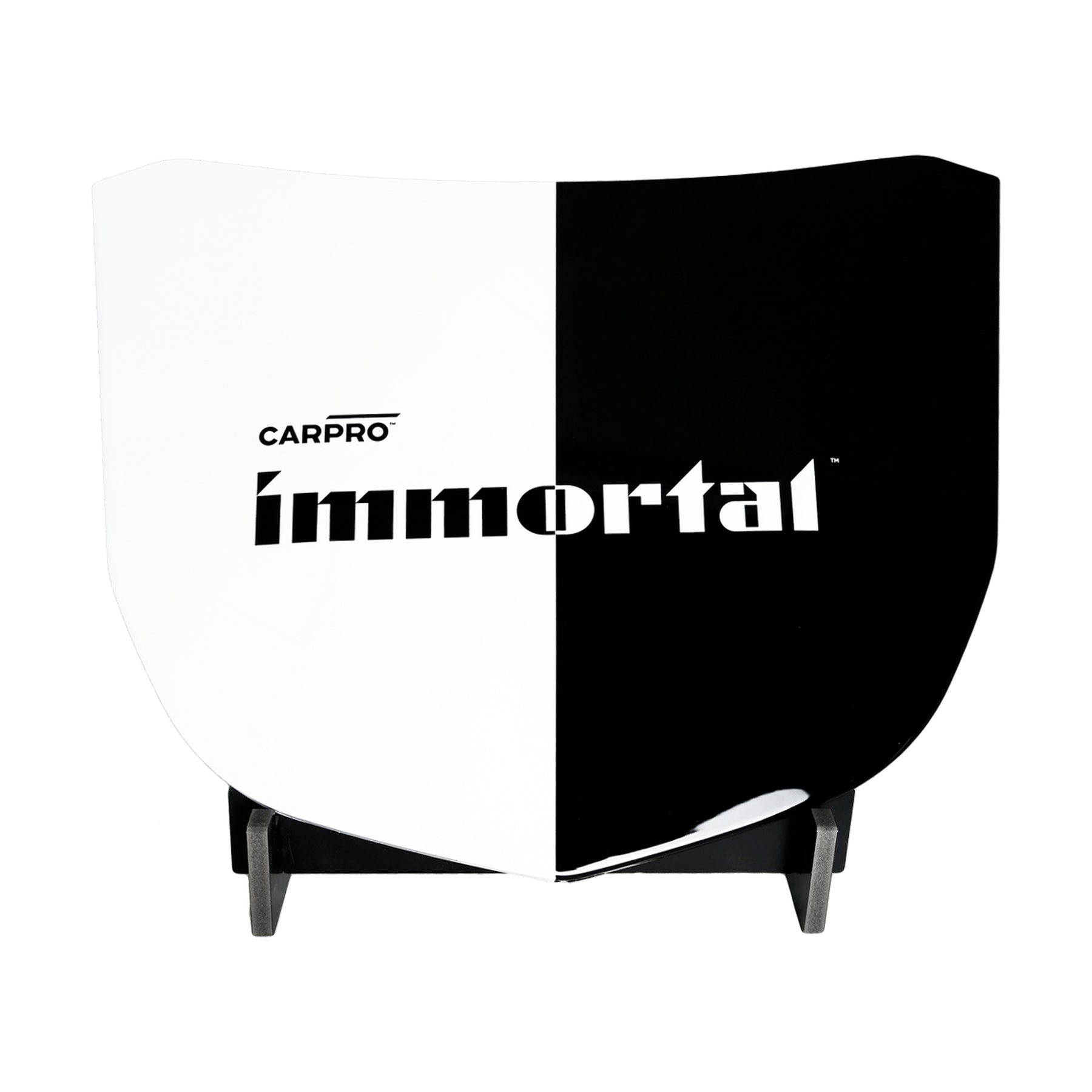 Cofano con pellicola protettiva CARPRO Immortal bianco e nero, che mostra la resistenza e la finitura di alta qualità