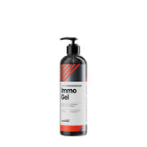 flacone di CARPRO ImmoGel, un gel posizionante concentrato per pellicole protettive. Il flacone è nero con un'etichetta bianca, grigia e arancione, e il nome del prodotto "ImmoGel" è chiaramente visibile. Questo prodotto è formulato per facilitare l'installazione delle pellicole protettive sulle superfici dell'auto, garantendo un posizionamento preciso e senza bolle.