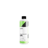 Flacone di CARPRO Lift, uno shampoo schiumogeno ultra per prelavaggio, con etichetta bianca, verde e grigia, progettato per rimuovere sporco e contaminanti prima del lavaggio principale dell'auto.Bottiglia di CARPRO Lift Prelavaggio Schiumogeno, detergente ad alta potenza per rimuovere sporco e contaminanti dalla carrozzeria dell'auto.