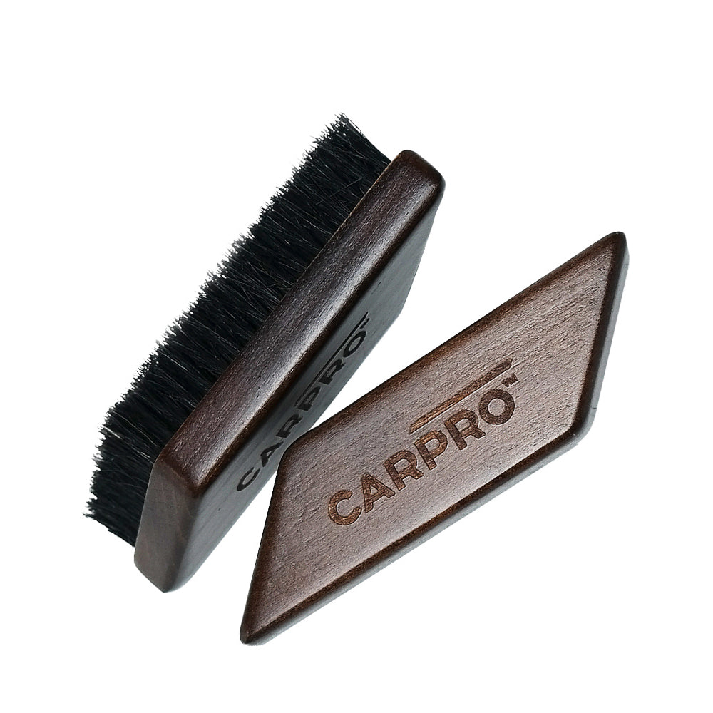 CARPRO Leather and Fabric Brush, spazzola in legno con setole nere, ideale per la pulizia delicata di interni in pelle e tessuti, con marchio inciso.