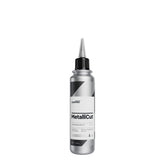 Bottiglia da 150ml di CARPRO Metallicut, polish per metalli, ideale per rimuovere ossidazione e graffi, restituendo brillantezza e protezione alle superfici metalliche.