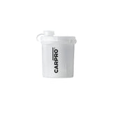 Contenitore CARPRO bianco con coperchio, progettato per mescolare e diluire soluzioni di pulizia, dotato di manico per un facile trasporto e utilizzo durante le operazioni di detailing.
