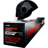rotolo di pellicola protettiva CARPRO Immortal™ Black Gloss, caratterizzata da un'elegante finitura nera lucida. Il rotolo è presentato sopra una scatola nera con dettagli rossi e grigi, con il testo "Scratch Me If You Can" evidenziato. Questa pellicola autorigenerante è progettata per proteggere la carrozzeria dell'auto da graffi e danni, offrendo una combinazione di protezione avanzata e stile.
