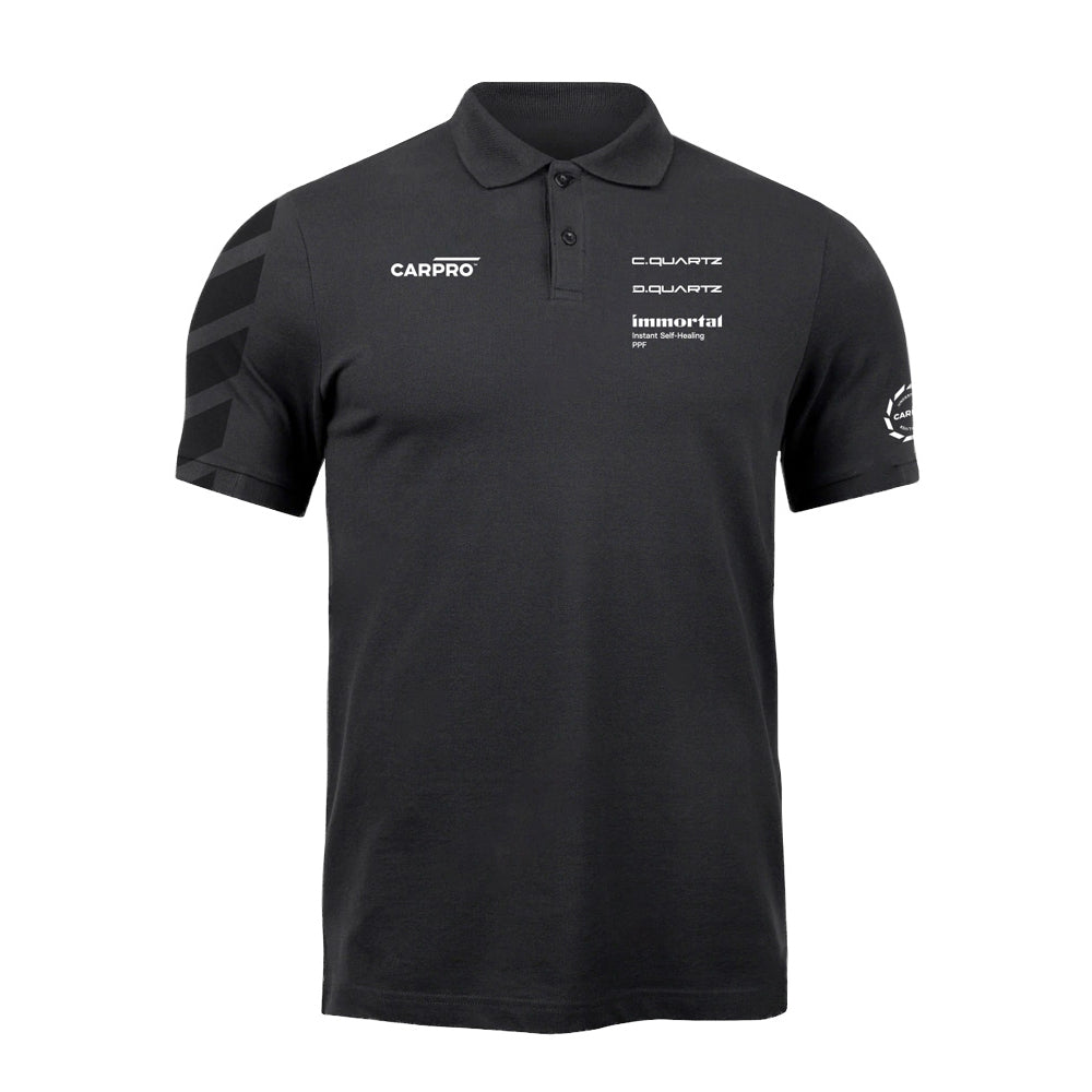 Polo nera CARPRO con loghi C.QUARTZ e D.QUARTZ sulla parte anteriore, ideale per professionisti del detailing.
