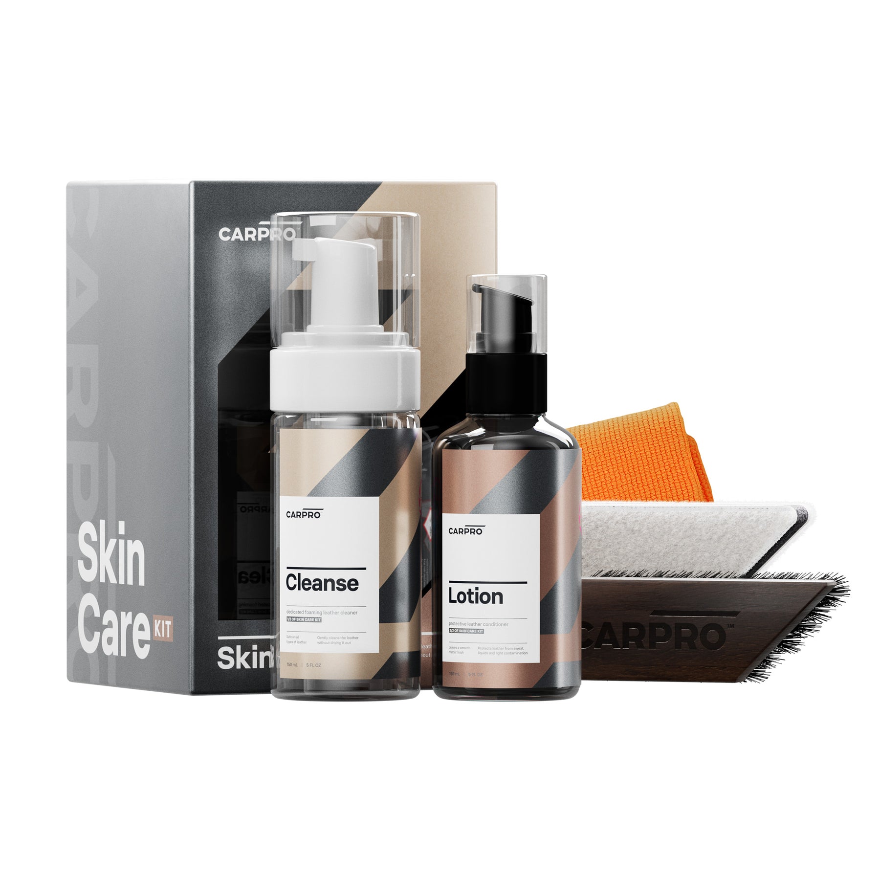 Kit di cura della pelle CARPRO SkinCare Kit con flaconi di Cleanse e Lotion, panno in microfibra, e spazzola per la manutenzione delle superfici in pelle, su sfondo bianco.