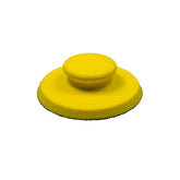Applicatore ergonomico giallo per tampone e clay pad, ideale per una decontaminazione precisa della carrozzeria.