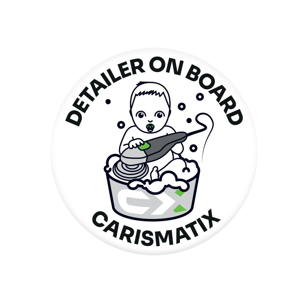 Adesivo “Detailer On Board” Carismatix con bambino e lucidatrice, design ironico per Detailers che vogliono distinguersi anche in auto
