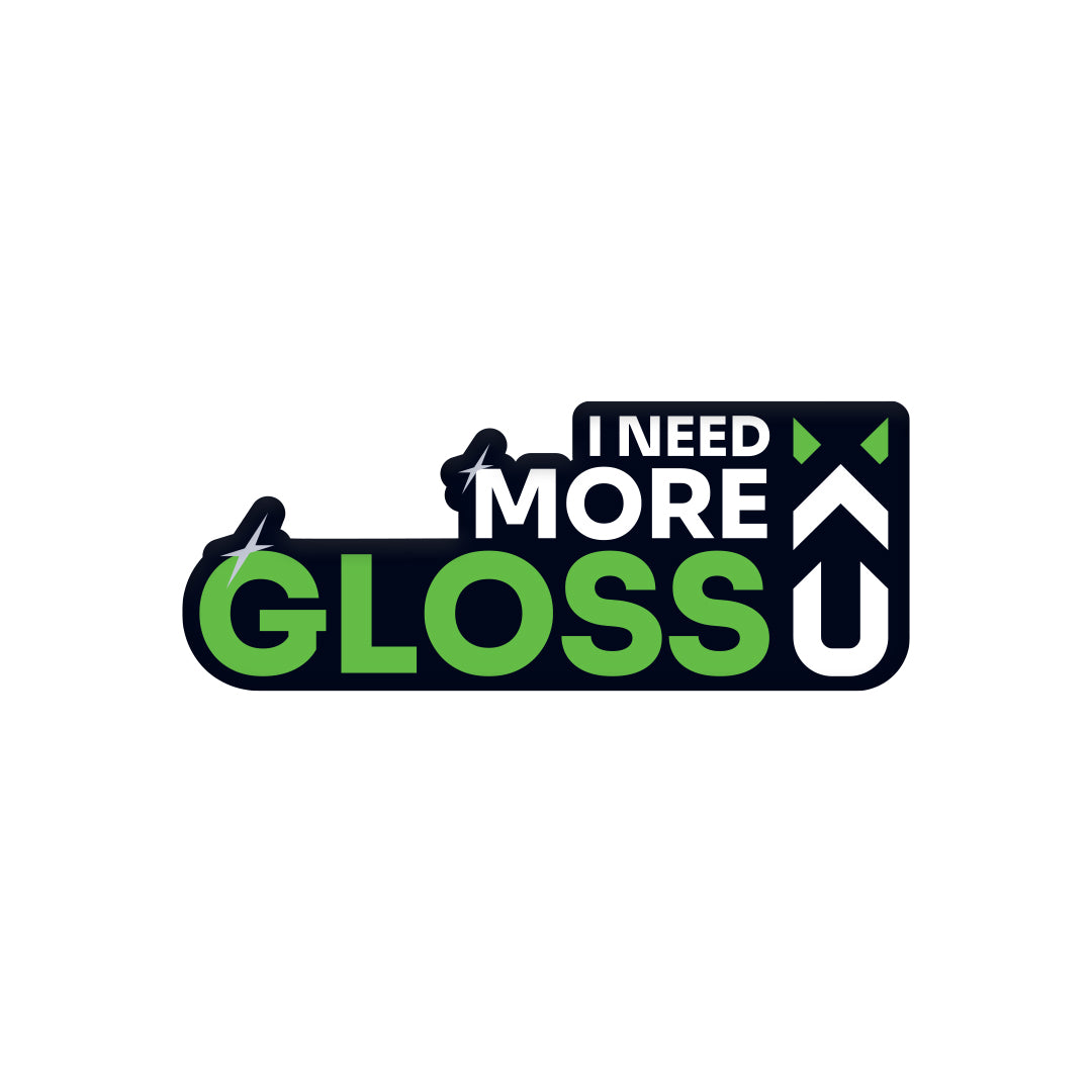 Adesivo “I Need More Gloss” Carismatix con scritta in verde brillante e icona effetto lucido