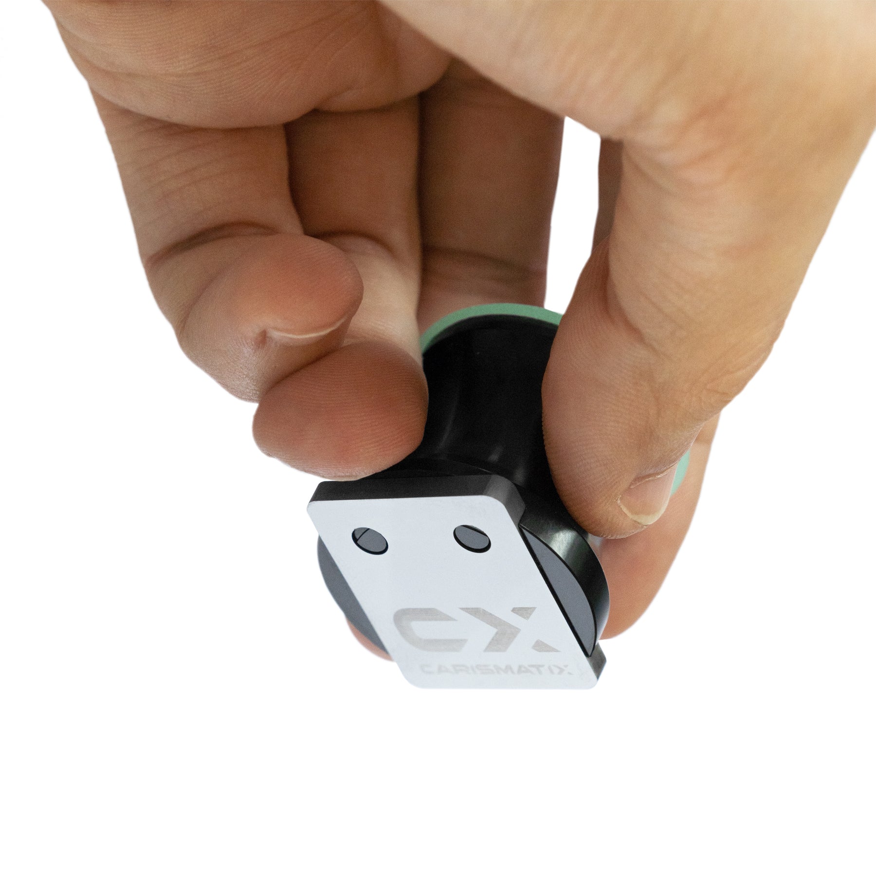 Detailer che impugna l’XBLADE Holder Carismatix con lametta montata, dimostrazione pratica di precisione e controllo nell’uso.