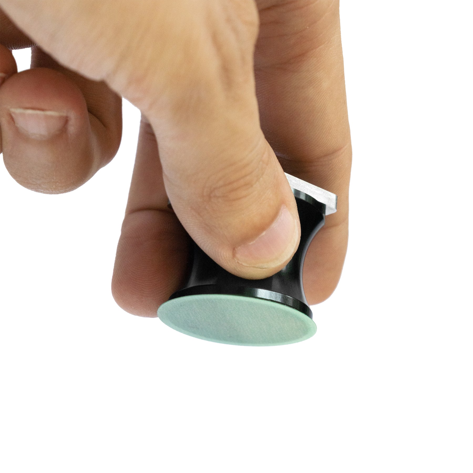 Detailer che tiene l’XBLADE Holder Carismatix dal lato PSA con dischetto abrasivo, mostrando l’ergonomia e la facilità d’uso dello strumento.