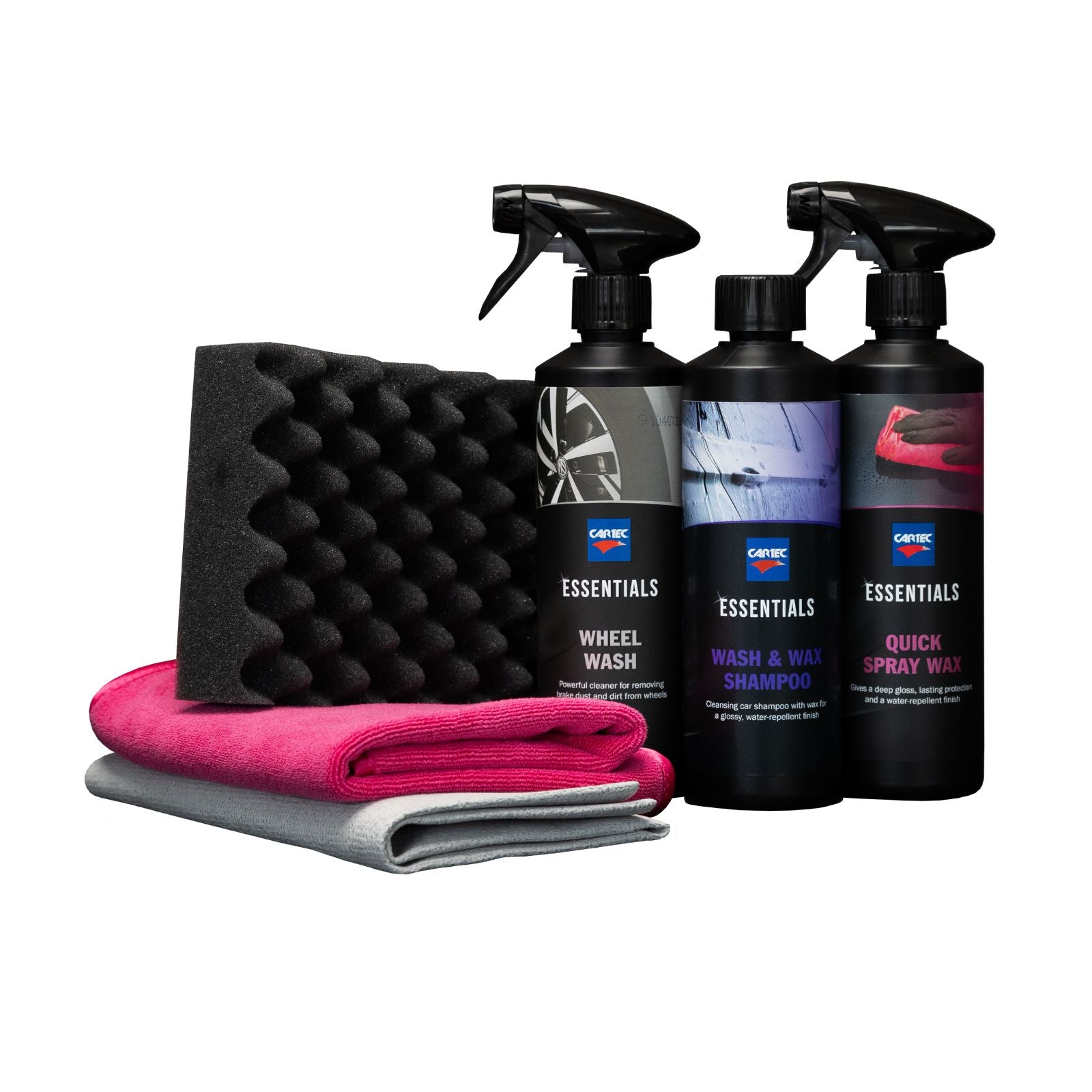Cartec Essentials Kit Detailing Lavaggio Auto con detergente per cerchioni, shampoo lavaggio e cera, spray cera rapida, spugna e panni in microfibra su sfondo bianco.