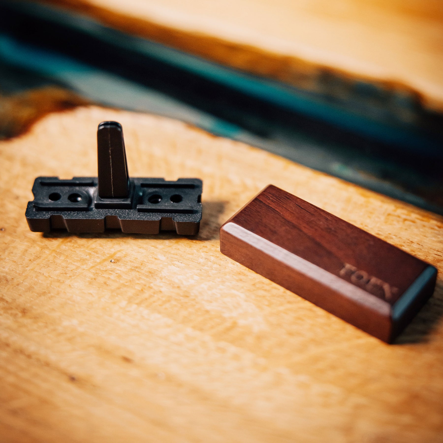 Diffusore FOEN Wood Stick con cover in legno e modulo ricarica in plastica nera, design elegante per profumazione auto di alta qualità.