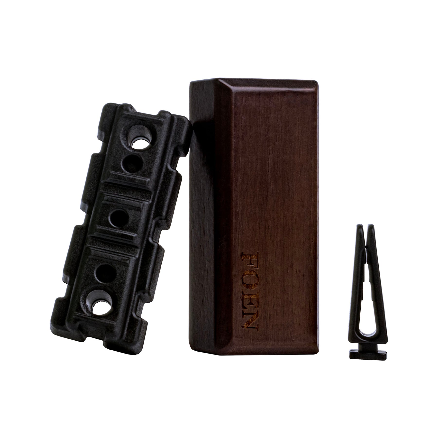 Componenti del FOEN Wood Stick: diffusore in legno inciso, ricarica profumata e clip per bocchetta auto, design elegante e sostenibile.