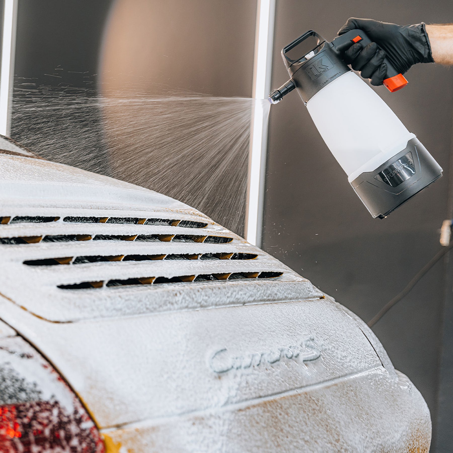 IK Foam Pro 2 – erogazione intensa di schiuma su cofano posteriore di Porsche Carrera