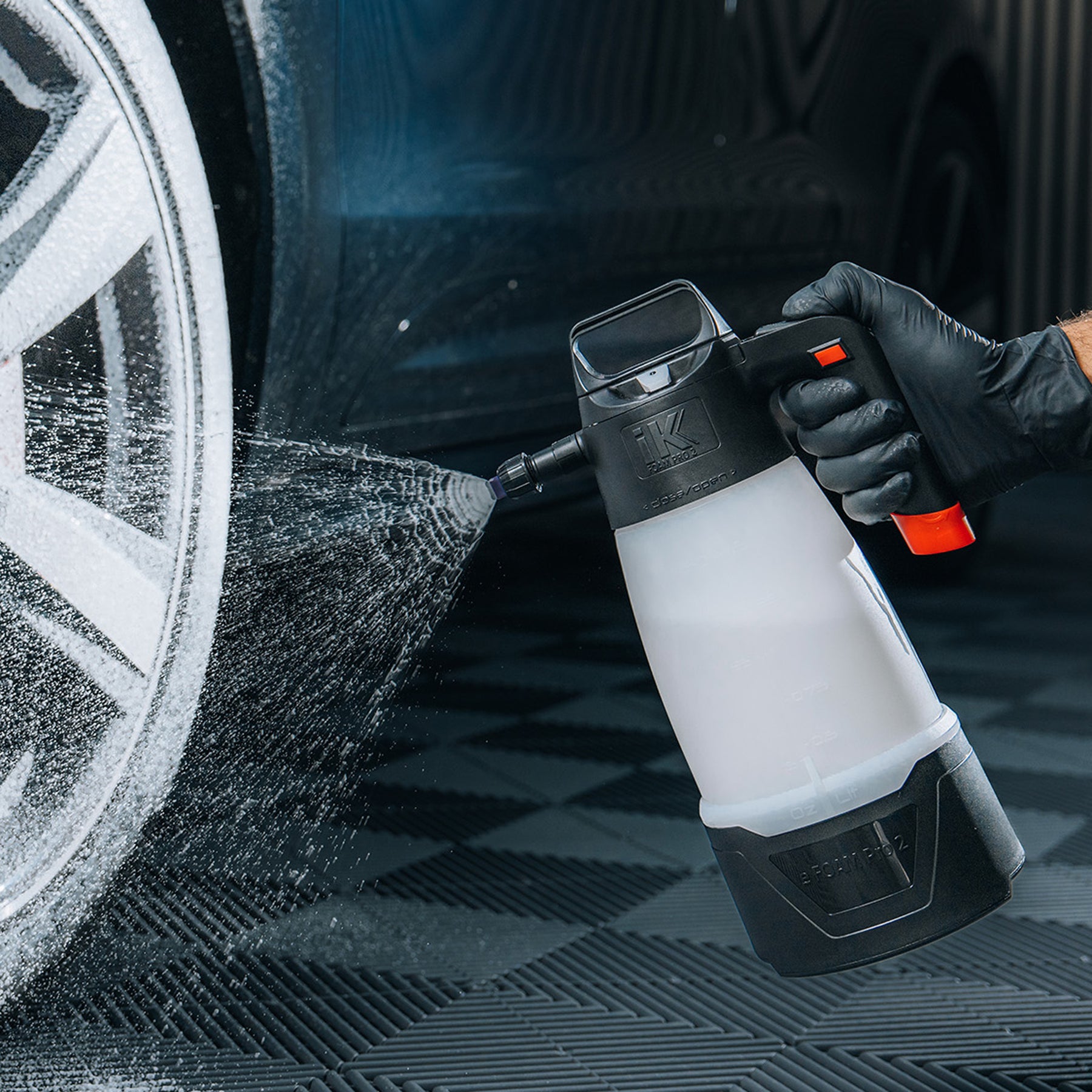 IK Foam Pro 2 utilizzato per la pulizia dei cerchi auto – nebulizzazione precisa di schiuma su ruote