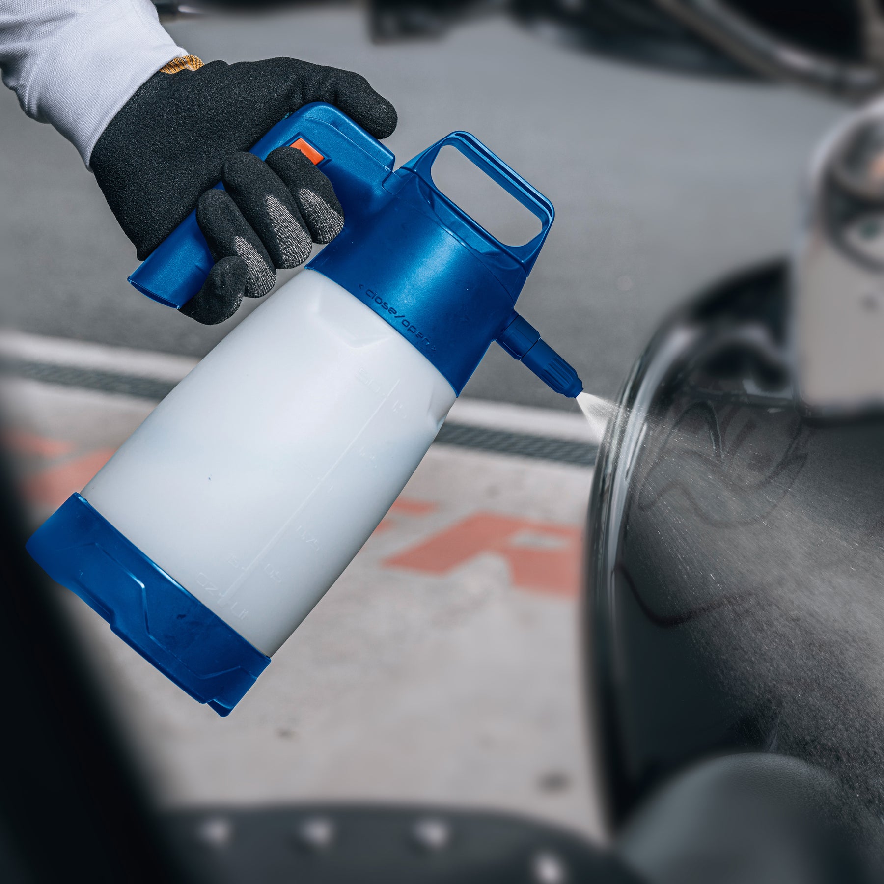 IK Alk Pro 2 in azione – nebulizzazione uniforme su carrozzeria auto, ideale per applicazione di disinfettanti e detergenti alcalini nel detailing.