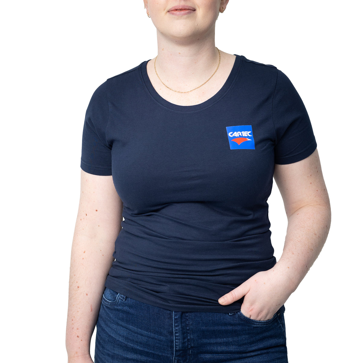 Donna con T-shirt CARTEC blu navy sagomata, logo frontale lato cuore, vestibilità slim