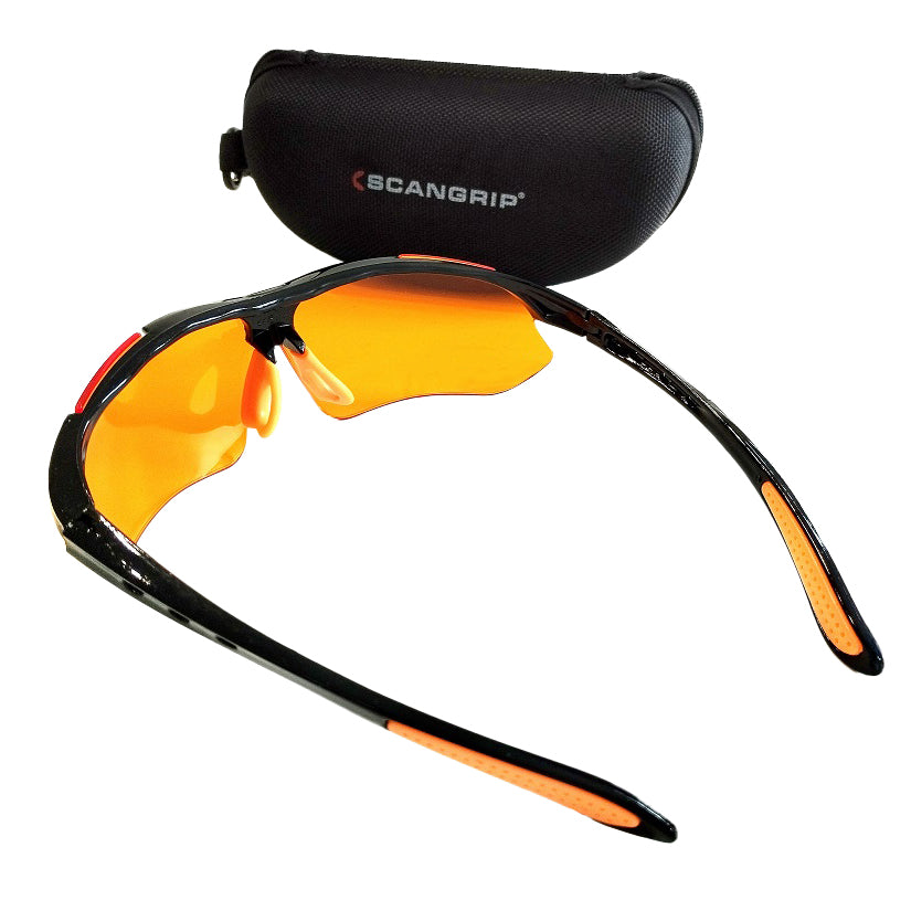 Occhiali protettivi SCANGRIP con lenti arancioni, montatura ergonomica e custodia rigida per una protezione completa e stile professionale.