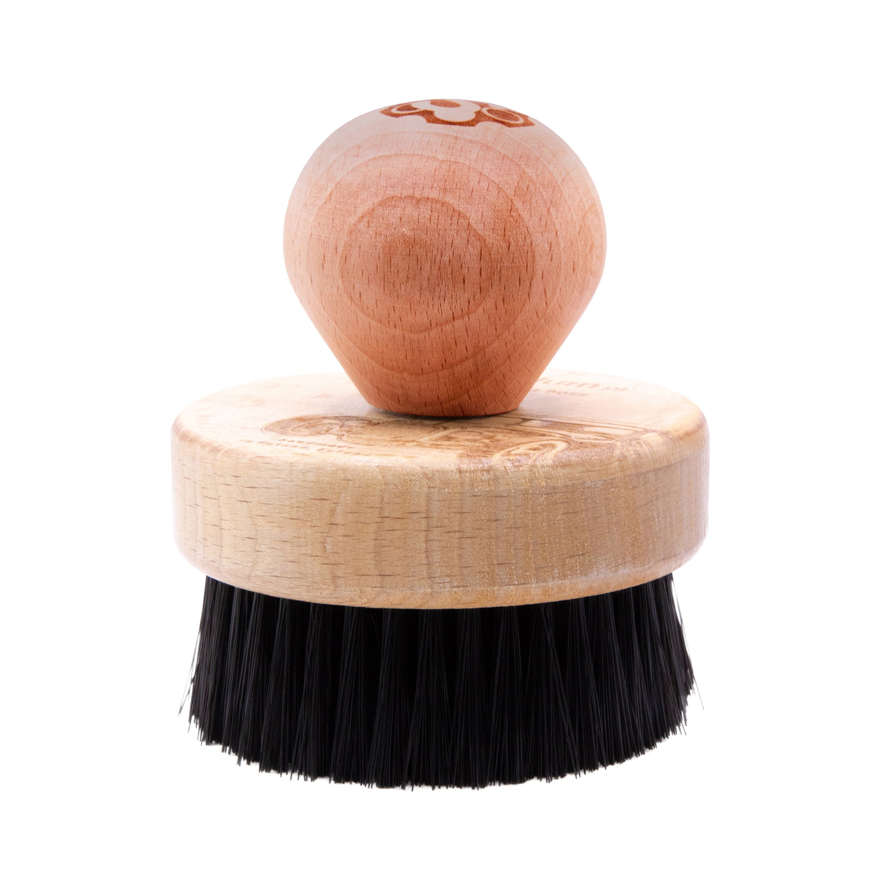 Pomello ergonomico Sibelum Ergo Grip Antislip attaccato a una spazzola, progettato per migliorare il controllo e il comfort durante la pulizia di superfici delicate