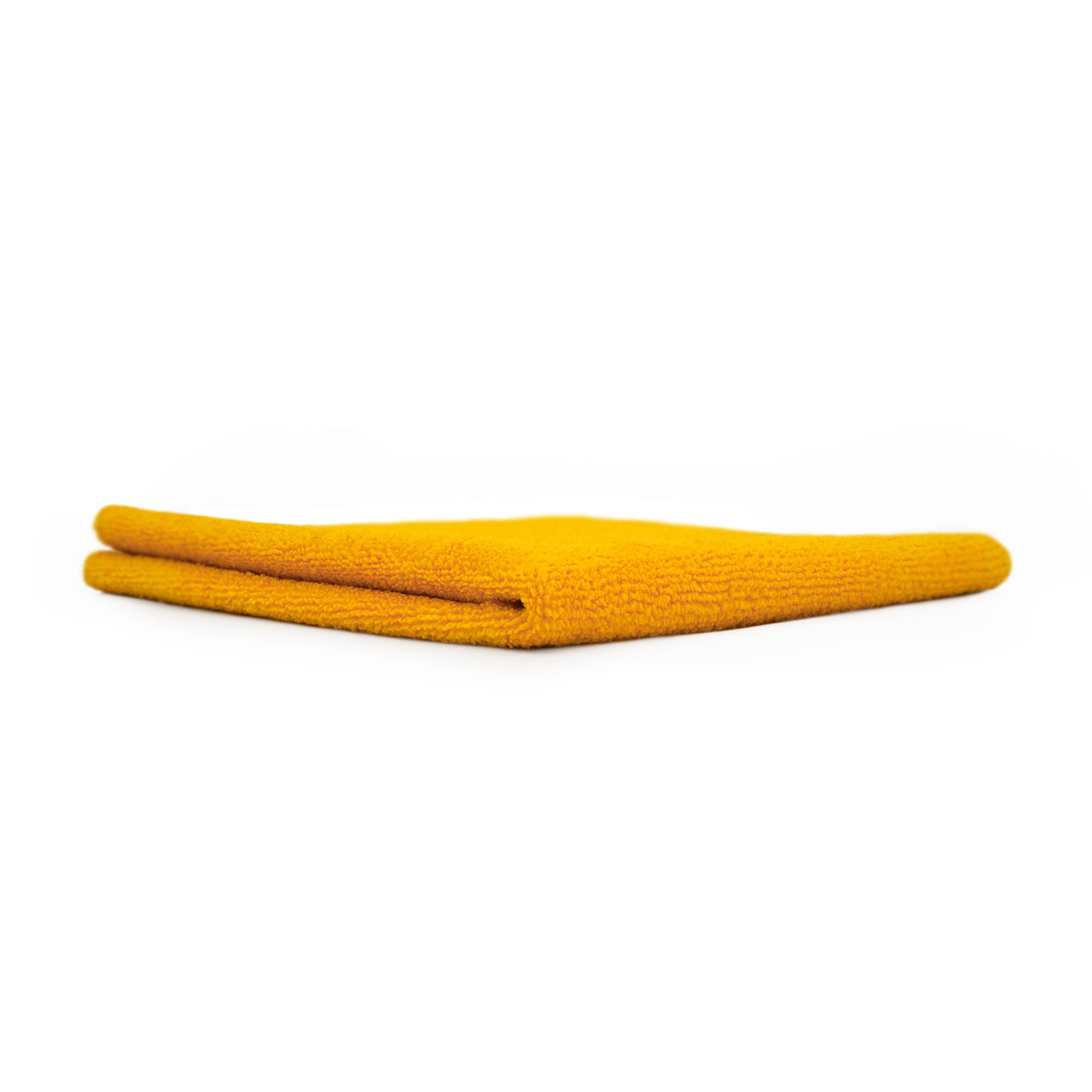 Panno in microfibra giallo piegato, perfetto per una pulizia delicata e priva di graffi sulle superfici dell'auto.