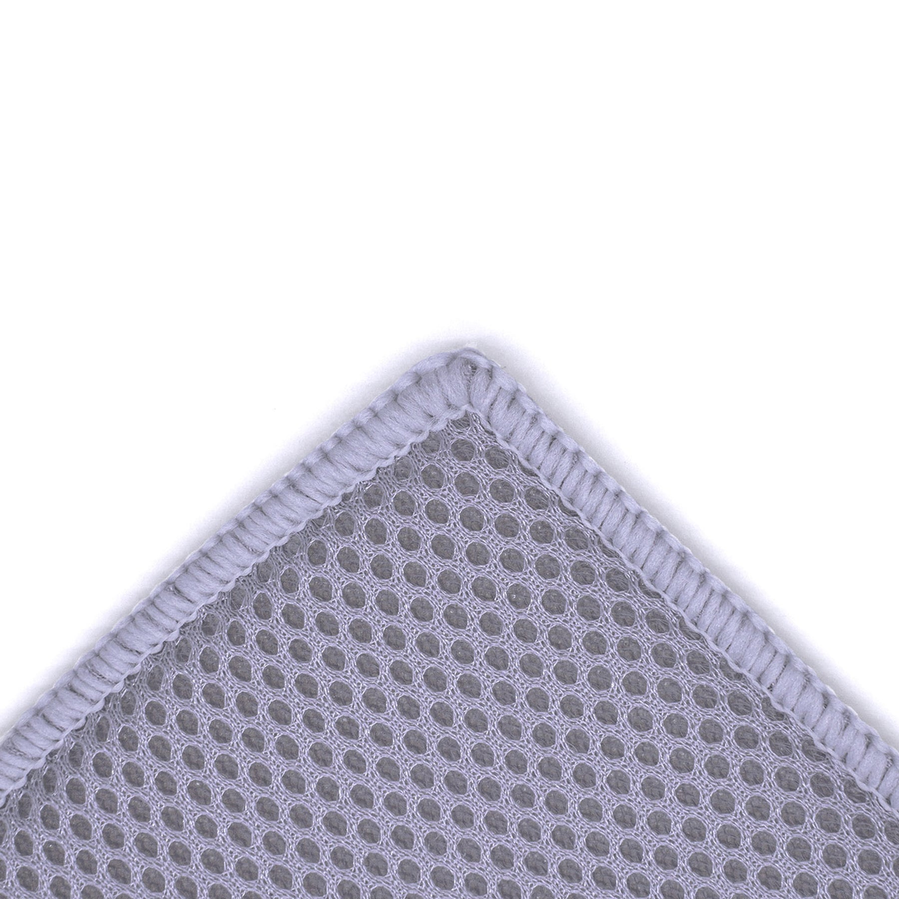 Dettaglio del bordo di un Mesh Pad grigio, con un lato a rete, progettato per applicazioni precise e uniformi di prodotti per il detailing auto.