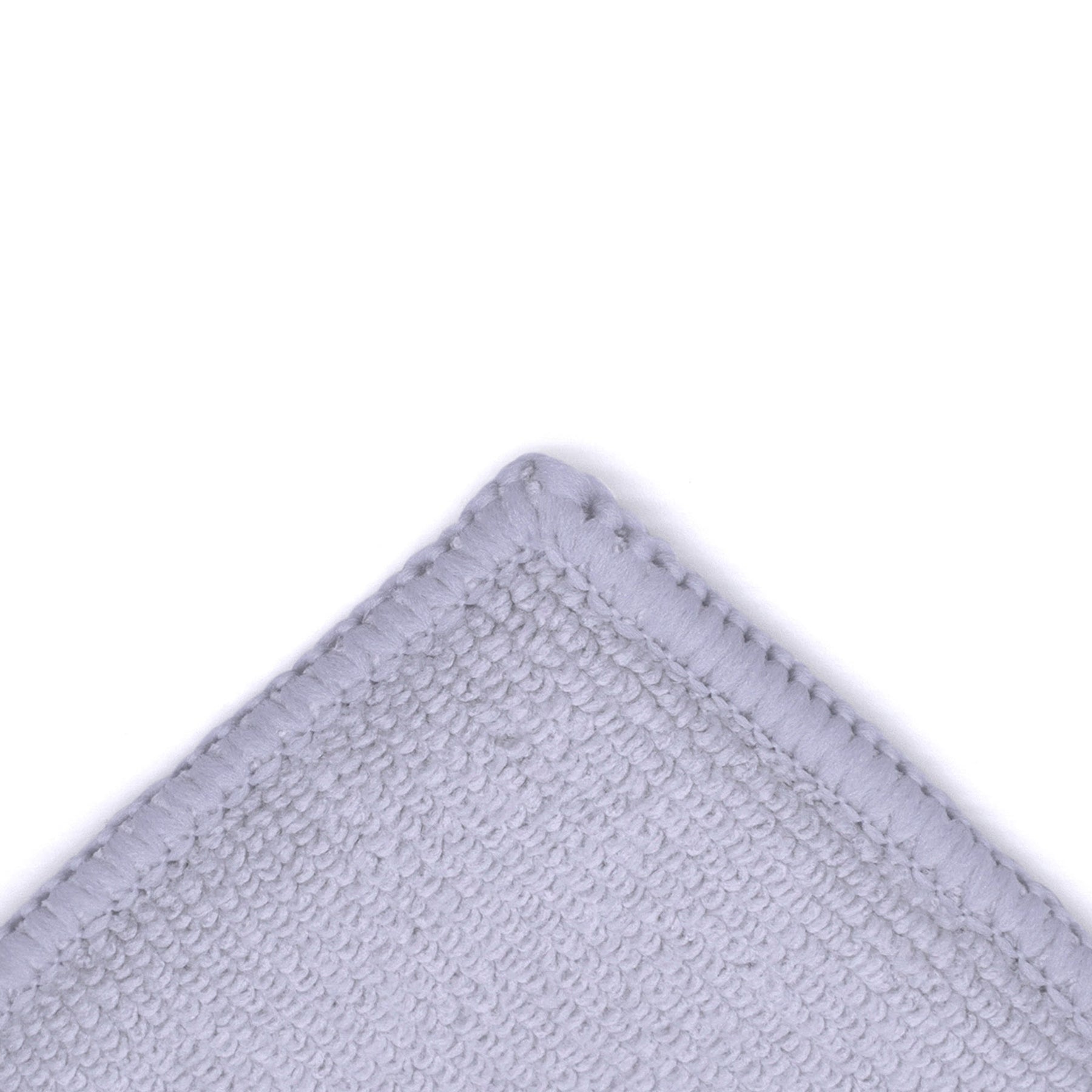 Dettaglio del lato in microfibra del Mesh Pad grigio, ideale per applicazioni precise di prodotti per il detailing auto.