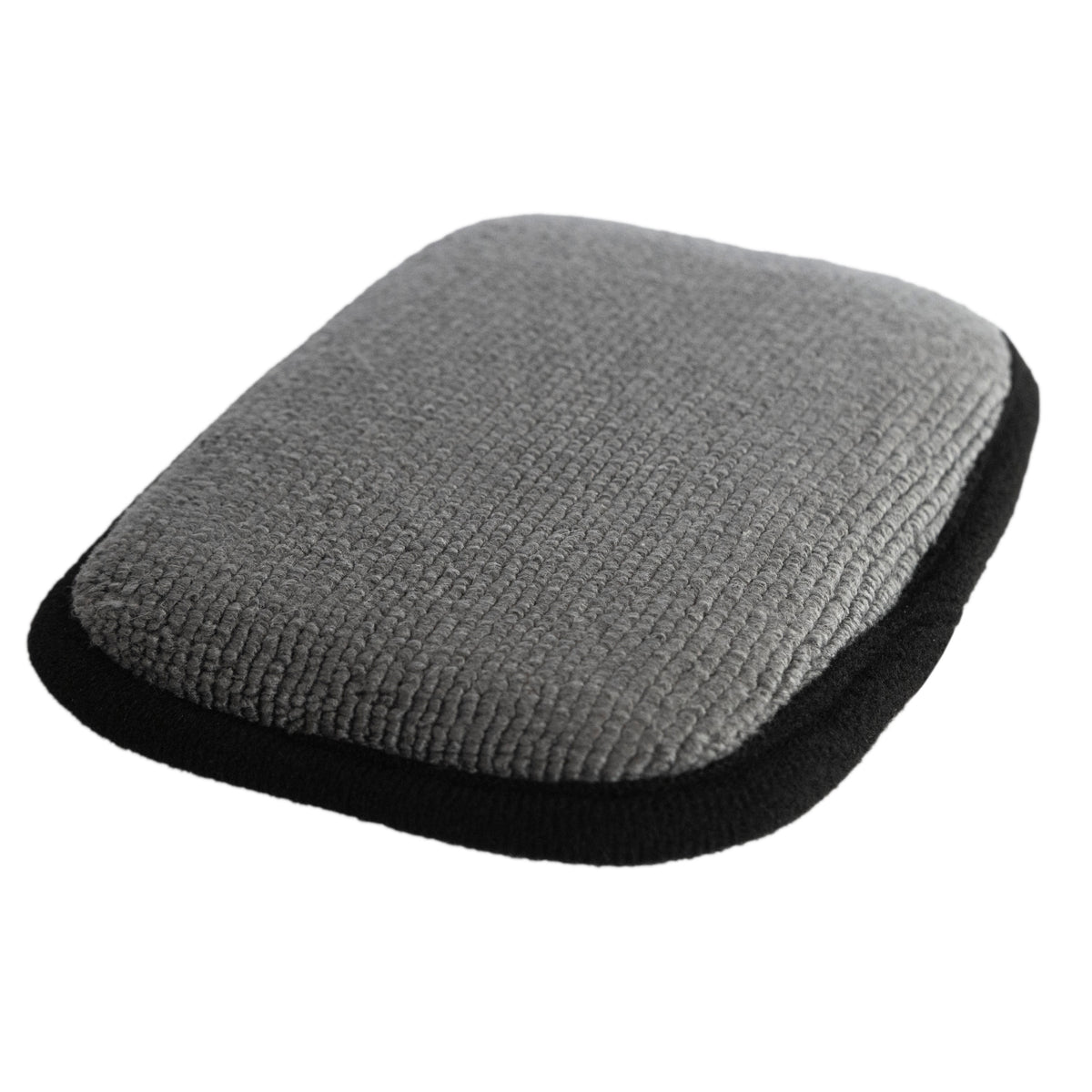 Dettaglio ravvicinato dello Scrub Pad 2.0 con superficie in microfibra grigia, ideale per una pulizia efficace e sicura per i Detailers professionisti.