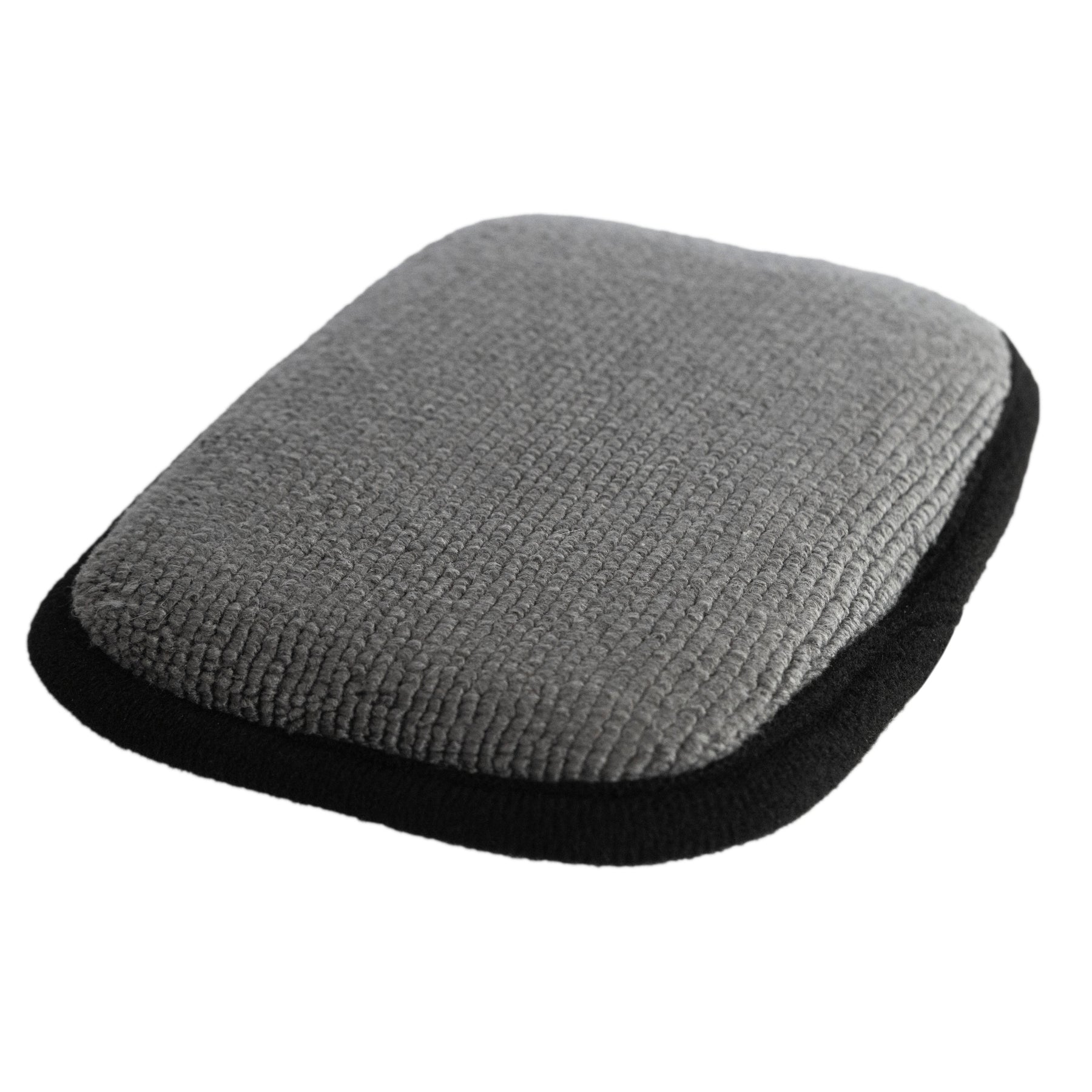 Dettaglio ravvicinato dello Scrub Pad 2.0 con superficie in microfibra grigia, ideale per una pulizia efficace e sicura per i Detailers professionisti.