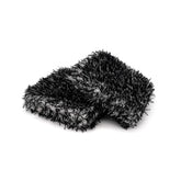 Guanto per la pulizia dei cerchi in microfibra nera con setole lunghe.
