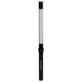 SCANGRIP Line Light C+R utilizzata per illuminare un'area di lavoro durante il detailing auto.