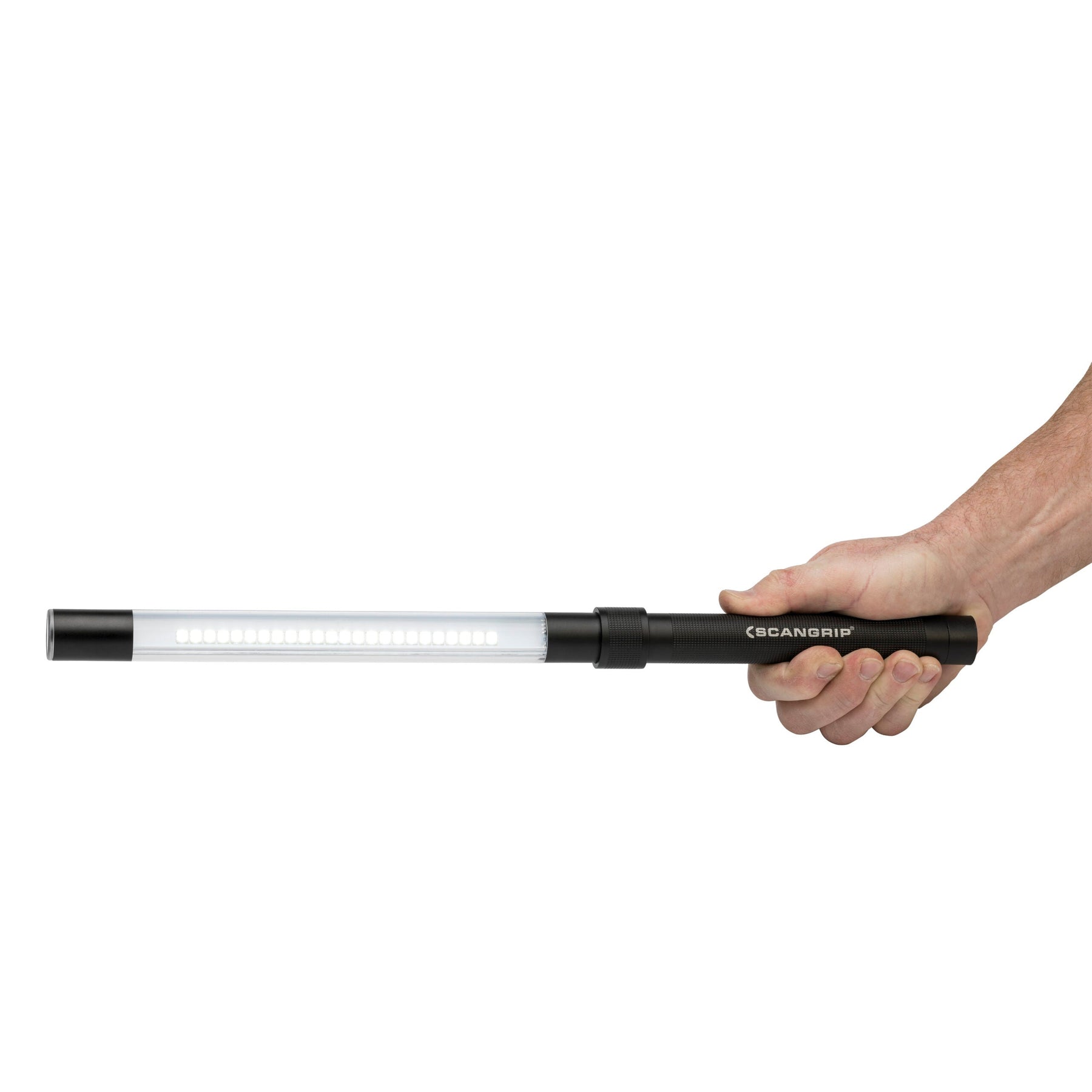 SCANGRIP Line Light C+R utilizzata per illuminare un'area di lavoro durante il detailing auto.