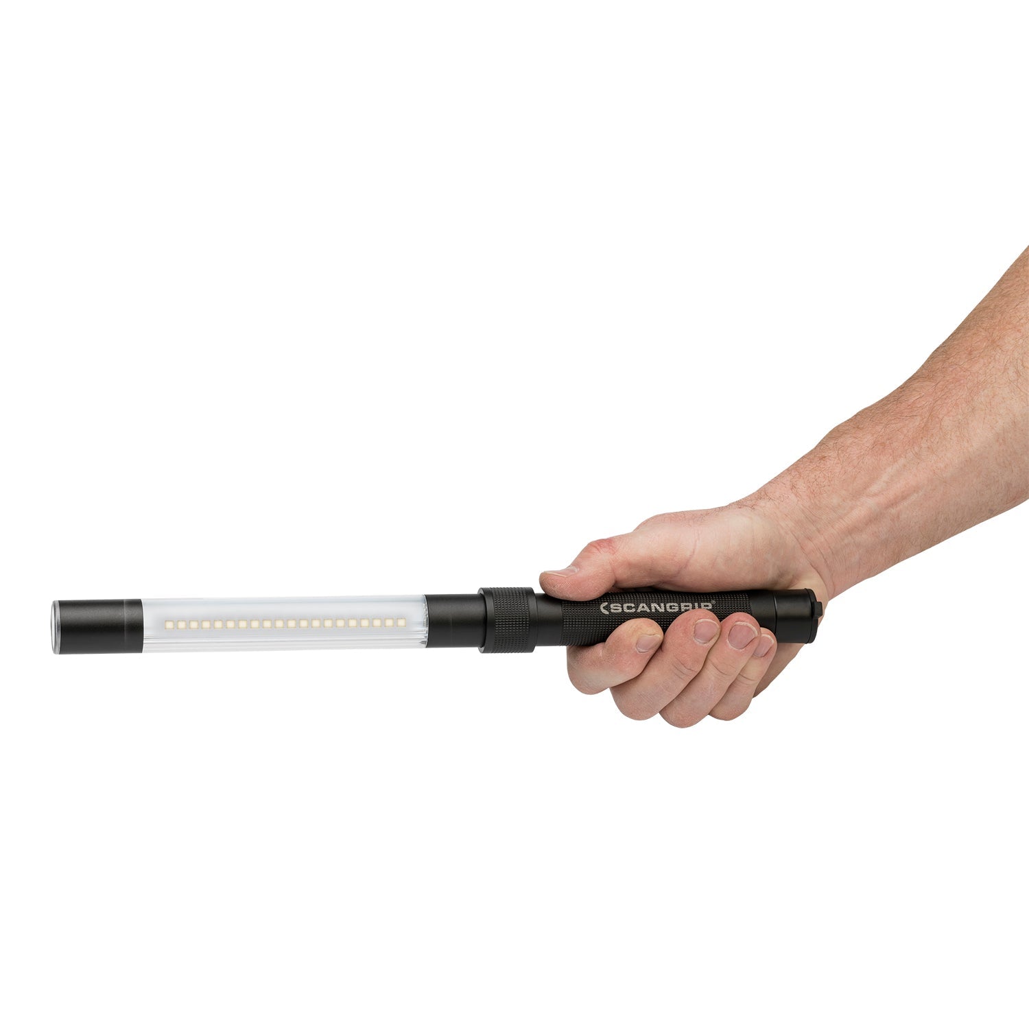 SCANGRIP Line Light R in uso, fornendo luce intensa durante il detailing auto.