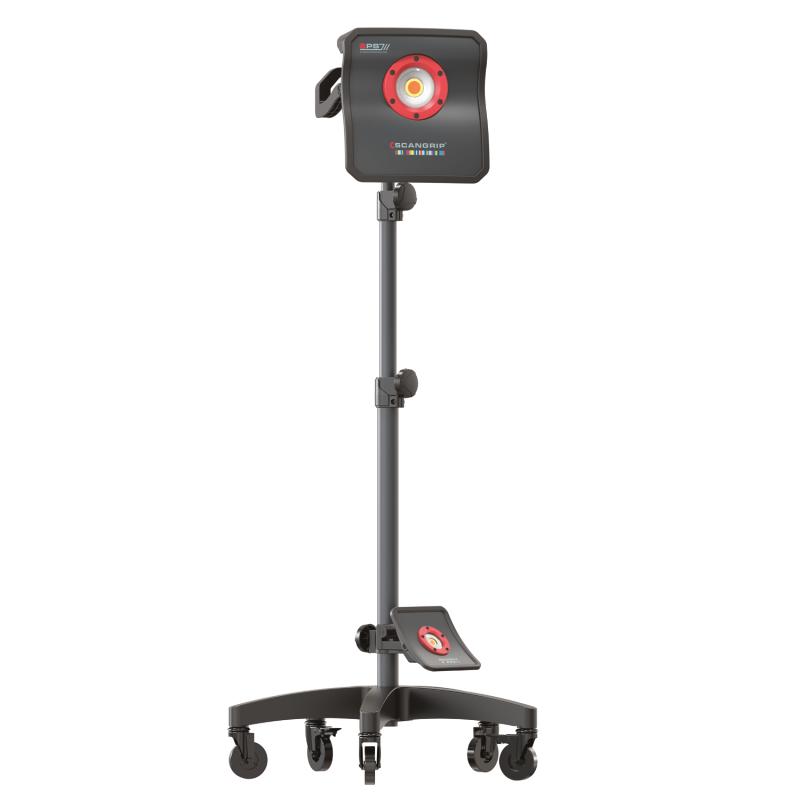 SCANGRIP Wheelstand 2.0 utilizzato per sostenere una luce da lavoro, migliorando l'illuminazione durante il detailing. con scangrip montata