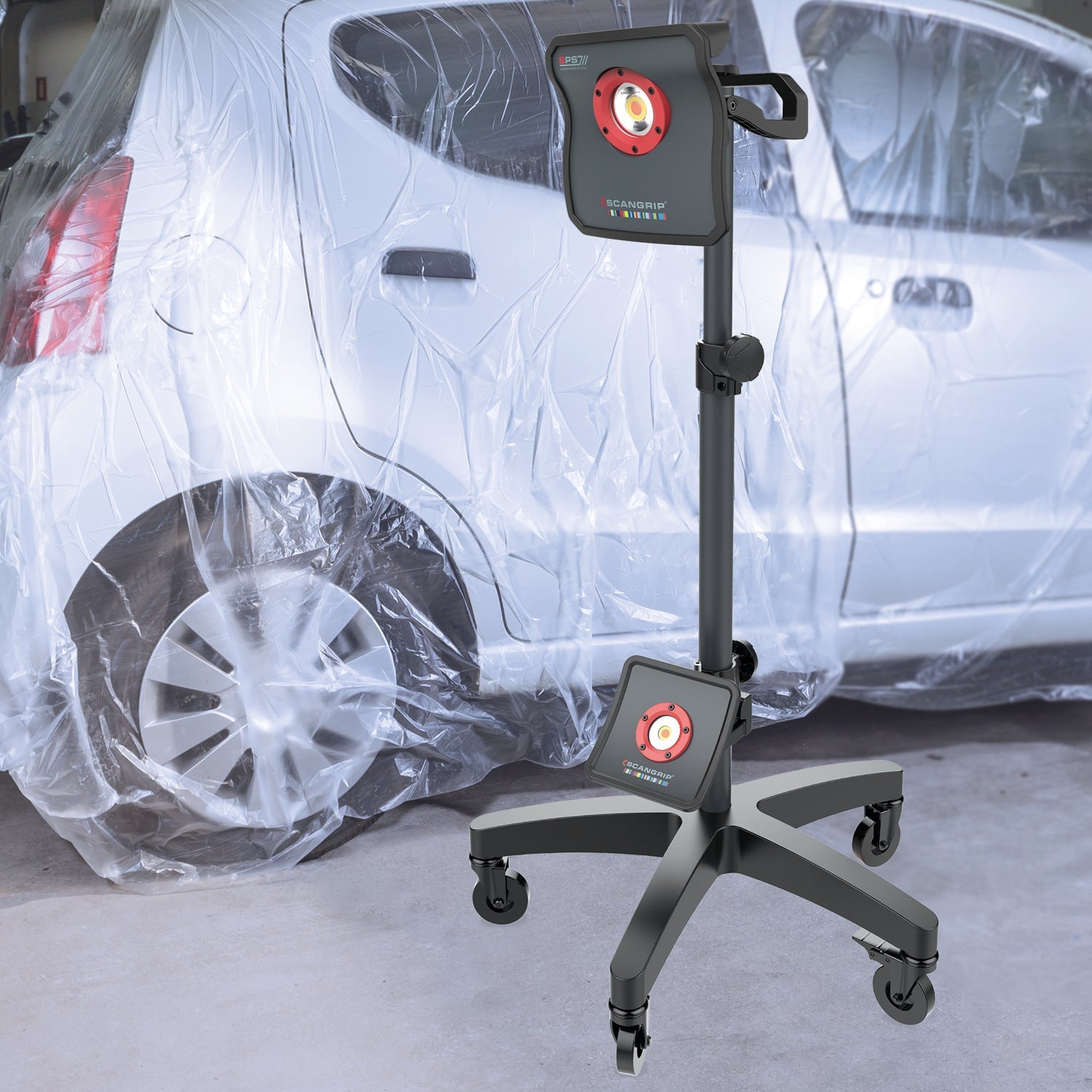 SCANGRIP Wheelstand 2.0 utilizzato per sostenere una luce da lavoro, migliorando l'illuminazione durante il detailing. con 2 scangrip montate davanti ad un auto