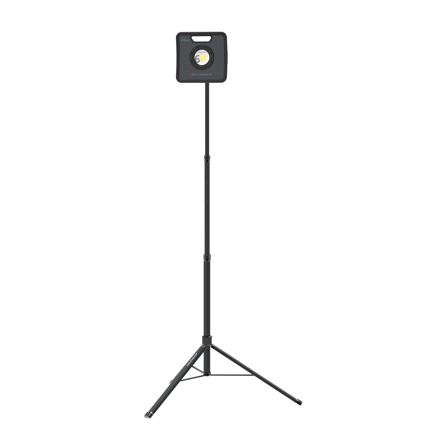 SCANGRIP Tripod esteso a 2 metri, utilizzato per sostenere luci da lavoro durante un progetto di detailing con lampada sopra