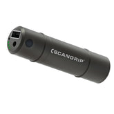 SCANGRIP Powerbank in uso durante un lavoro di detailing, fornendo energia affidabile agli strumenti.